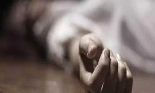 Darbhanga : किचन में फंदे से लटका मिला युवक का शव, अस्पताल ने किया मृत घोषित Darbhanga : किचन में फंदे से लटका मिला युवक का शव, अस्पताल ने किया मृत घोषित