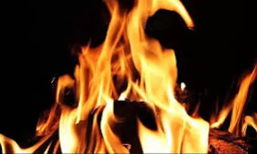 Mumbai: एसआरए बिल्डिंग में आग से मची अफरा-तफरी, सभी सुरक्षित Mumbai: एसआरए बिल्डिंग में आग से मची अफरा-तफरी, सभी सुरक्षित