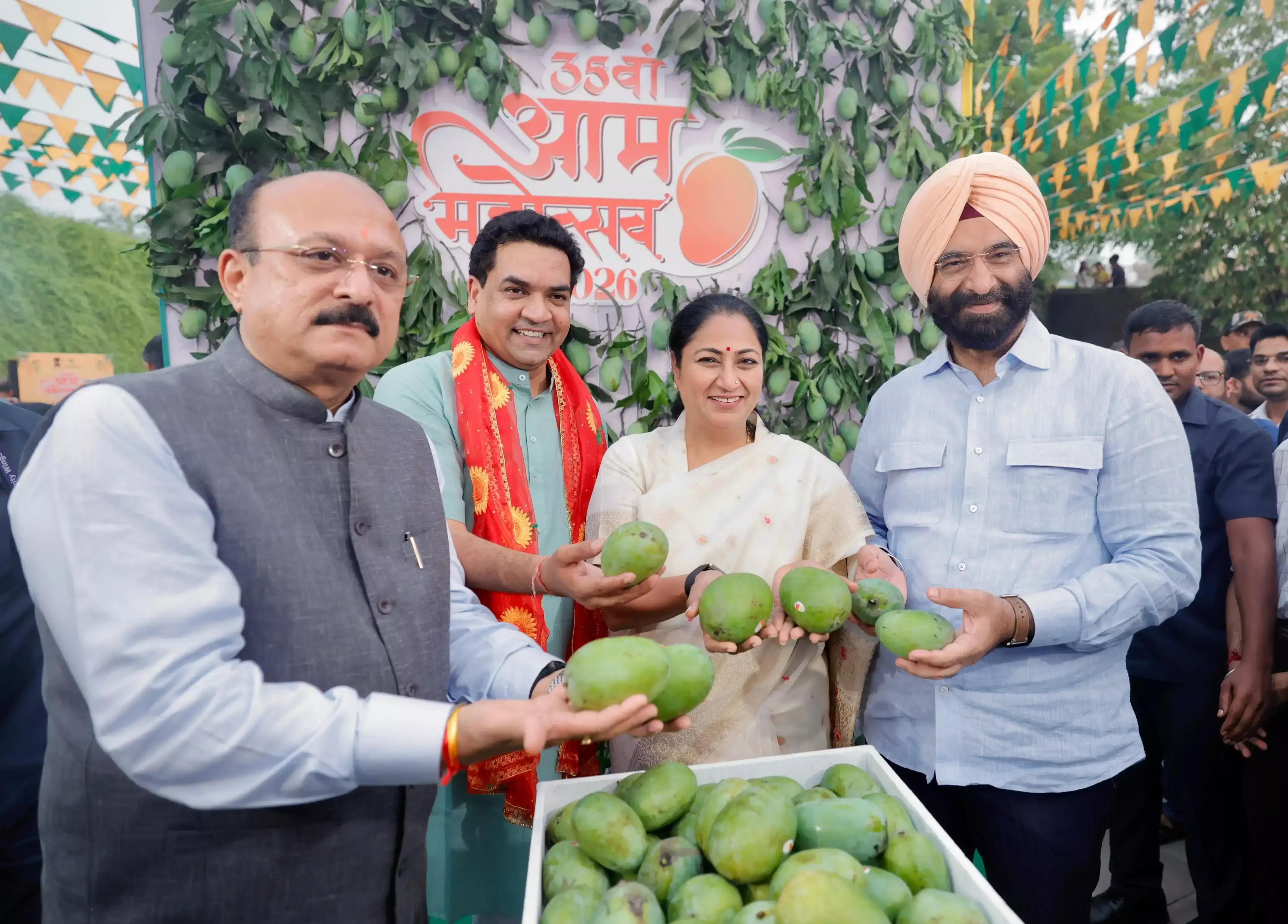 New Delhi: मुख्यमंत्री ने 35वें आम महोत्सव का शुभारंभ कर किसानों का बढ़ाया उत्साह New Delhi: मुख्यमंत्री ने 35वें आम महोत्सव का शुभारंभ कर किसानों का बढ़ाया उत्साह