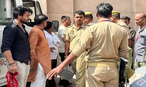 काशी विश्वनाथ मंदिर क्षेत्र में PAC जवान की कार्बाइन से फायरिंग, तीन घायल काशी विश्वनाथ मंदिर क्षेत्र में PAC जवान की कार्बाइन से फायरिंग, तीन घायल