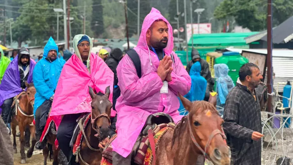 Jammu: बम-बम भोले के जयकारों के बीच अमरनाथ यात्रियों का तीसरा जत्था रवाना Jammu: बम-बम भोले के जयकारों के बीच अमरनाथ यात्रियों का तीसरा जत्था रवाना