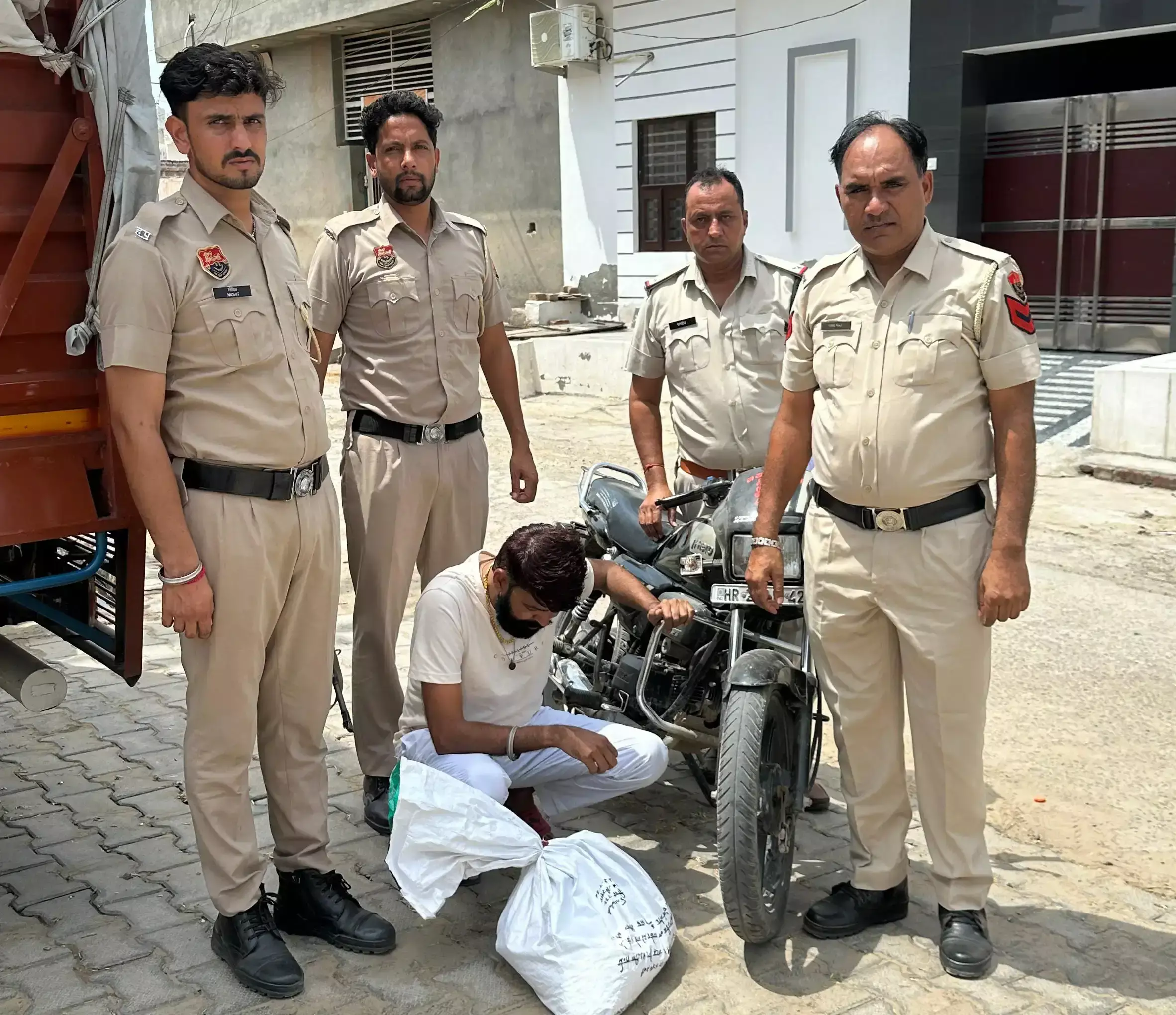 Sirsa: नशे के कारोबार पर पुलिस का बड़ा प्रहार, चार तस्कर गिरफ्तार Sirsa: नशे के कारोबार पर पुलिस का बड़ा प्रहार, चार तस्कर गिरफ्तार
