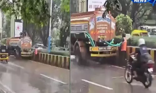 बारिश में भी पौधों को पानी! PMC का वीडियो वायरल, लोगों ने कहा- संसाधनों की बर्बादी बारिश में भी पौधों को पानी! PMC का वीडियो वायरल, लोगों ने कहा- संसाधनों की बर्बादी