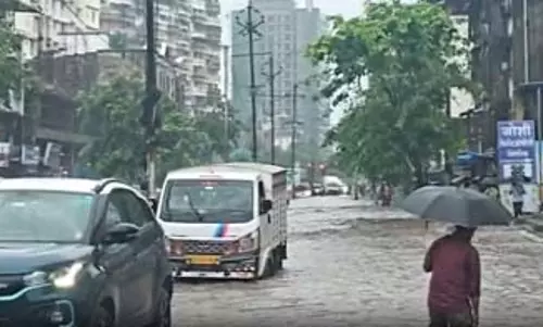 मुंबई समेत आसपास के जिलों में मूसलाधार बारिश, मौसम विभाग ने जारी किया रेड अलर्ट मुंबई समेत आसपास के जिलों में मूसलाधार बारिश, मौसम विभाग ने जारी किया रेड अलर्ट