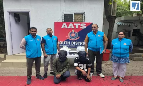ठक-ठक गैंग के दो सदस्य गिरफ्तार, लैपटॉप, गहने, स्कूटी और चोरी के सामान बरामद ठक-ठक गैंग के दो सदस्य गिरफ्तार, लैपटॉप, गहने, स्कूटी और चोरी के सामान बरामद