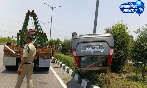वनस्थलीपुरम में कार पलटी, दो लोग घायल; डिवाइडर से टकराने के बाद वैन भी भिड़ी