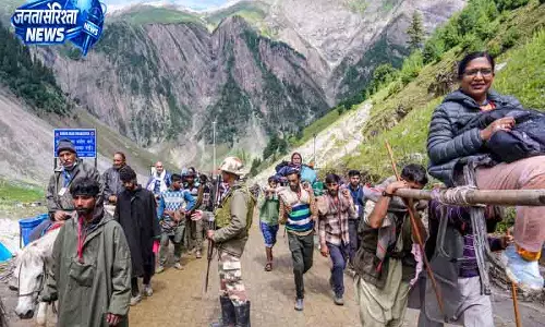 Srinagar तीर्थयात्रियों का पहला जत्था पवित्र गुफा मंदिर के लिए रवाना Srinagar तीर्थयात्रियों का पहला जत्था पवित्र गुफा मंदिर के लिए रवाना