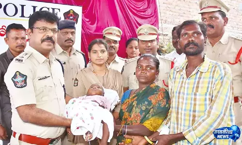 Andhra : 6 महीने के बच्चे का अपहरण केस सुलझा, चार आरोपी गिरफ्तार Andhra : 6 महीने के बच्चे का अपहरण केस सुलझा, चार आरोपी गिरफ्तार