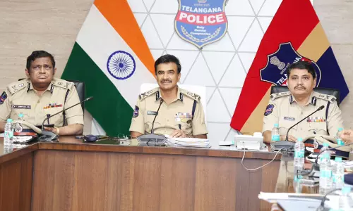 Telangana DGP ने अधिकारियों से विज़िबल पुलिसिंग को टॉप प्रायोरिटी देने को कहा Telangana DGP ने अधिकारियों से विज़िबल पुलिसिंग को टॉप प्रायोरिटी देने को कहा