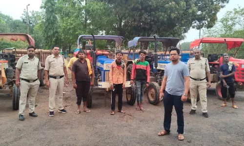 धमतरी में अवैध रेत परिवहन पर खनिज विभाग की कार्रवाई, 8 ट्रैक्टर जब्त