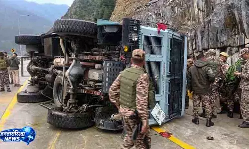 Srinagar गंदेरबल सड़क दुर्घटना में सीआरपीएफ के छह जवान घायल Srinagar गंदेरबल सड़क दुर्घटना में सीआरपीएफ के छह जवान घायल