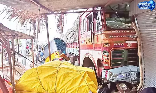 Cumbum में नेशनल हाईवे पर भीषण सड़क हादसा, चार की मौत, आठ घायल Cumbum में नेशनल हाईवे पर भीषण सड़क हादसा, चार की मौत, आठ घायल