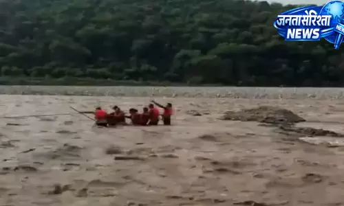 तवी नदी में बड़ा हादसा टला, बढ़े पानी में फंसे चार बच्चों को SDRF ने सुरक्षित बचाया तवी नदी में बड़ा हादसा टला, बढ़े पानी में फंसे चार बच्चों को SDRF ने सुरक्षित बचाया
