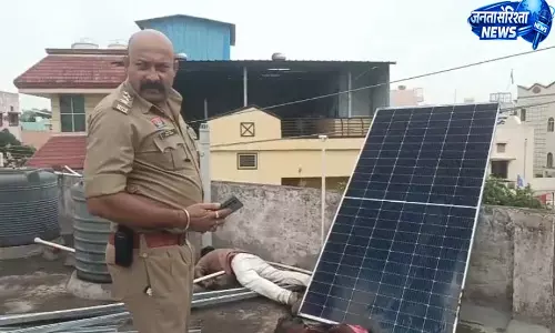 VIDEO: सोलर पैनल असेंबलिंग के दौरान लगा करंट, दो युवकों की दर्दनाक मौत VIDEO: सोलर पैनल असेंबलिंग के दौरान लगा करंट, दो युवकों की दर्दनाक मौत