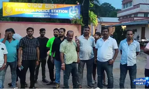 Baranga तहसील में वाहन जांच को लेकर विवाद, स्टाफ और ट्रक चालक हिरासत में Baranga तहसील में वाहन जांच को लेकर विवाद, स्टाफ और ट्रक चालक हिरासत में