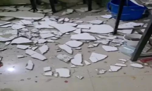 Raipur Breaking: IGKV के शिवम छात्रावास में प्लास्टर गिरने से मचा भगदड़, छात्र घायल Raipur Breaking: IGKV के शिवम छात्रावास में प्लास्टर गिरने से मचा भगदड़, छात्र घायल