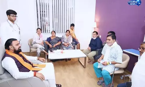 अस्पताल में नेताओं की मौजूदगी, मरीज का हाल जाना अस्पताल में नेताओं की मौजूदगी, मरीज का हाल जाना