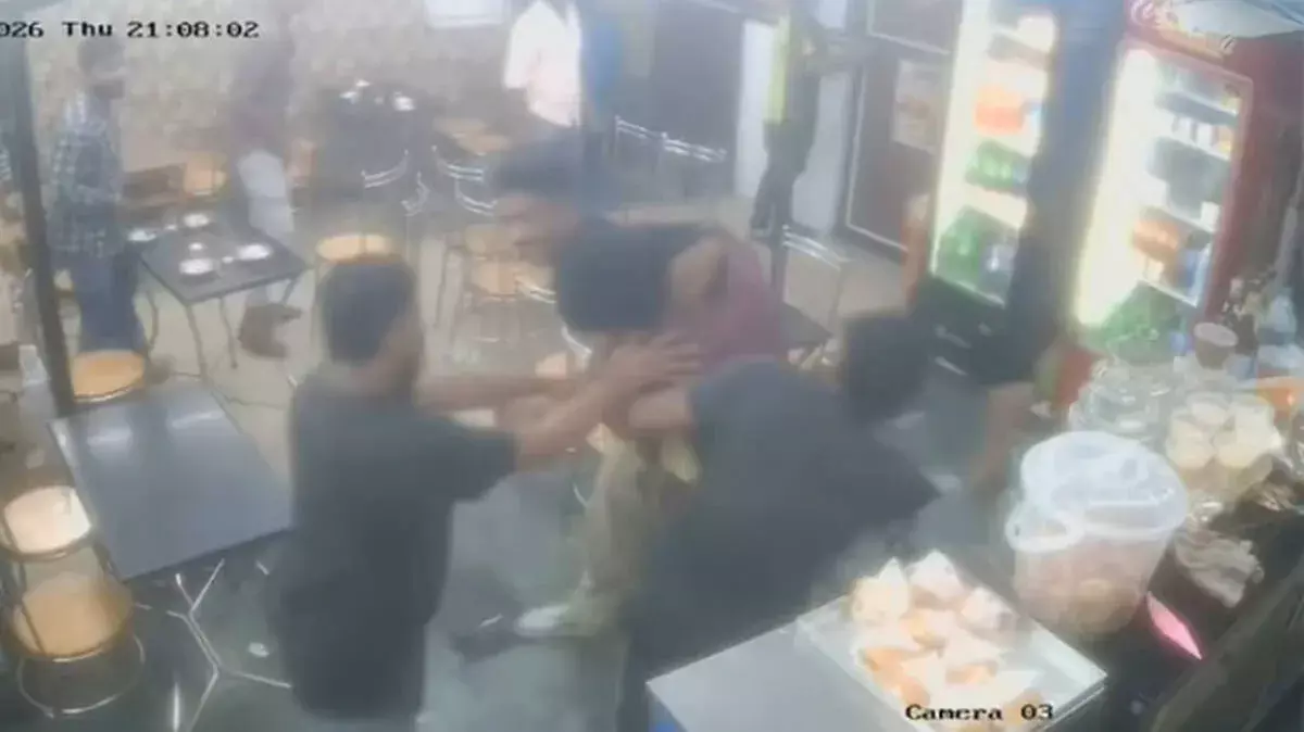 Kollam: बेकरी में खूनी संघर्ष, पुरानी रंजिश में आपस में भिड़े दो गुट Kollam: बेकरी में खूनी संघर्ष, पुरानी रंजिश में आपस में भिड़े दो गुट