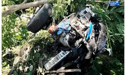 फॉर्च्यूनर-स्कूटी भिड़ंत में दर्दनाक हादसा फॉर्च्यूनर-स्कूटी भिड़ंत में दर्दनाक हादसा