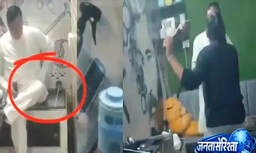 ब्यूटी पार्लर मालिक पर पानी में नशीला पदार्थ मिलाने का आरोप, महिलाओं ने चप्पलों से की पिटाई ब्यूटी पार्लर मालिक पर पानी में नशीला पदार्थ मिलाने का आरोप, महिलाओं ने चप्पलों से की पिटाई