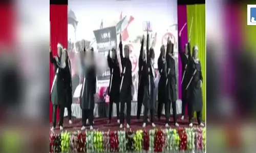 नकली तलवारों और विवादित गाने पर छात्रों की प्रस्तुति पर बवाल, प्रिंसिपल समेत चार के खिलाफ केस नकली तलवारों और विवादित गाने पर छात्रों की प्रस्तुति पर बवाल, प्रिंसिपल समेत चार के खिलाफ केस