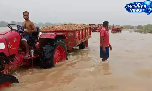 बरसात के बीच अवैध रेत खनन का खेल जारी, ट्रैक्टर नदी में उतारकर बालू तस्करी बरसात के बीच अवैध रेत खनन का खेल जारी, ट्रैक्टर नदी में उतारकर बालू तस्करी