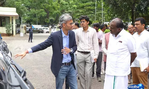कुमारस्वामी ने Bengaluru में इलेक्ट्रिक टू-व्हीलर निर्माताओं से की चर्चा कुमारस्वामी ने Bengaluru में इलेक्ट्रिक टू-व्हीलर निर्माताओं से की चर्चा