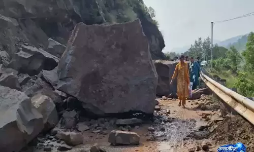 जम्मू-कश्मीर: भूस्खलन से Ramnagar-उधमपुर सड़क बंद, मलबा हटाने का काम जारी जम्मू-कश्मीर: भूस्खलन से Ramnagar-उधमपुर सड़क बंद, मलबा हटाने का काम जारी