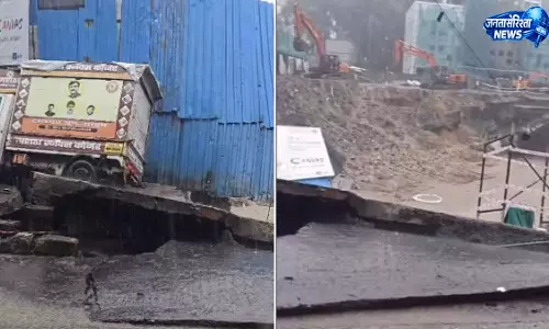 भांडुप में बारिश से LBS मार्ग धंसा, टेम्पो गड्ढे में गिरा भांडुप में बारिश से LBS मार्ग धंसा, टेम्पो गड्ढे में गिरा