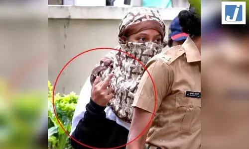 अपने मंगेतर केतन अग्रवाल के मर्डर केस में फंसी सिया गोयल ने मीडिया को दिखाई मिडल फिंगर? अब आरोपी के पिता ने बताया पूरा सच अपने मंगेतर केतन अग्रवाल के मर्डर केस में फंसी सिया गोयल ने मीडिया को दिखाई मिडल फिंगर? अब आरोपी के पिता ने बताया पूरा सच