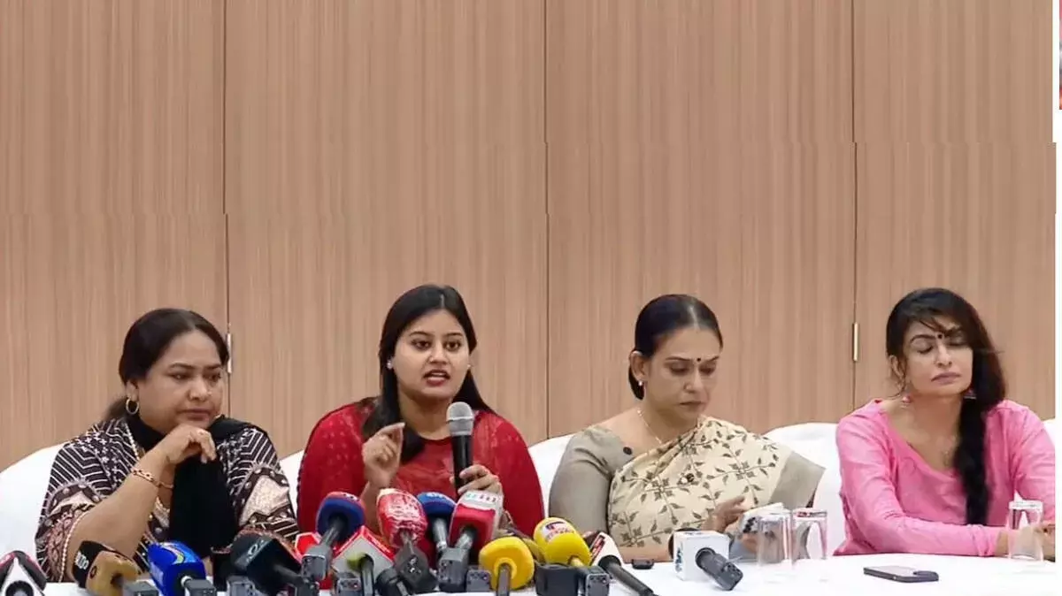 AMMA में नया बवाल: वीडियो और 15 करोड़ के वादे वाले दावे पर कलाकारों ने तोड़ी चुप्पी AMMA में नया बवाल: वीडियो और 15 करोड़ के वादे वाले दावे पर कलाकारों ने तोड़ी चुप्पी