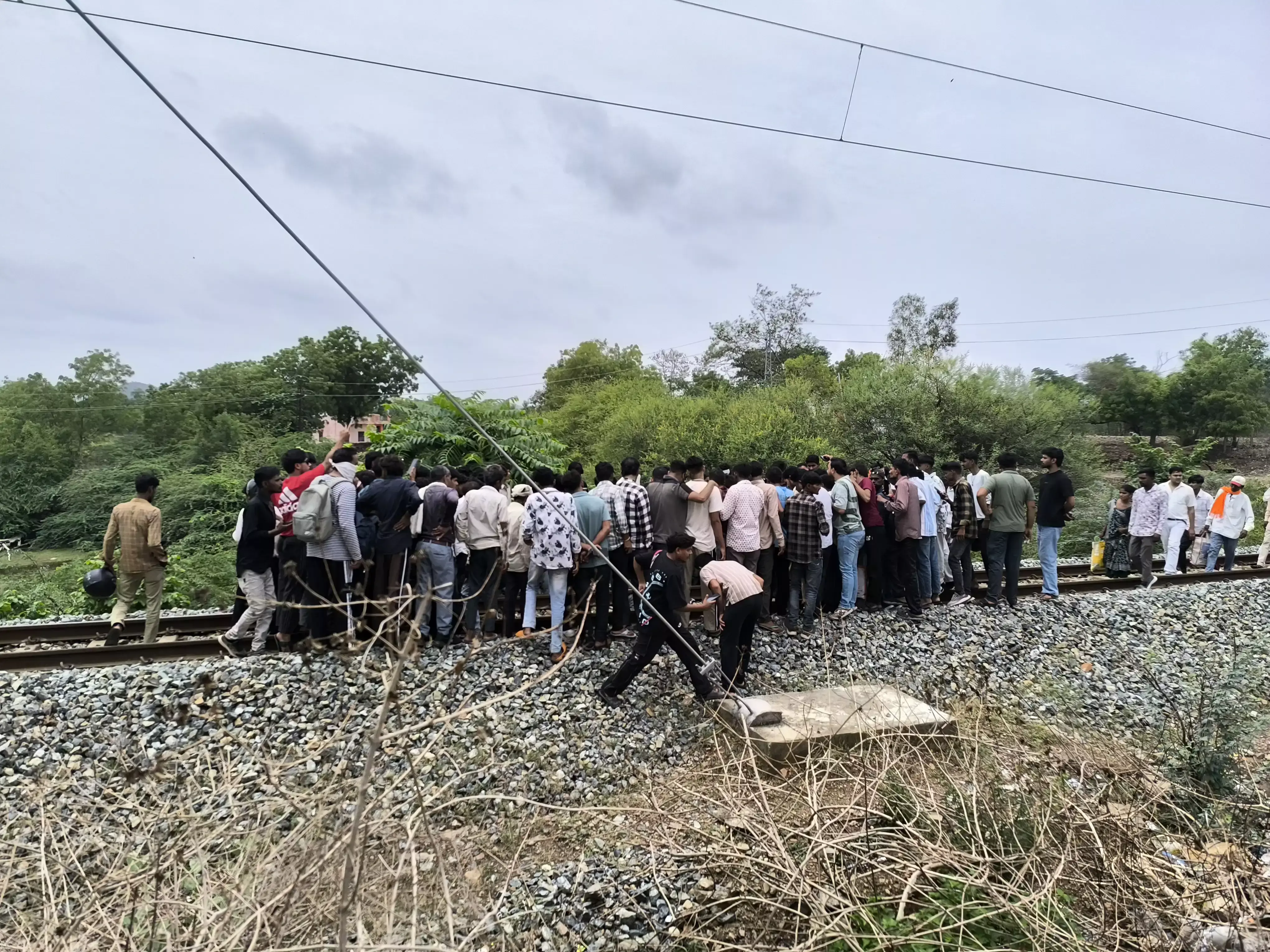 Dungarpur: सरकारी नौकरी की खुशखबरी के तुरंत बाद ट्रेन हादसे ने छीनी पिता की जिंदगी Dungarpur: सरकारी नौकरी की खुशखबरी के तुरंत बाद ट्रेन हादसे ने छीनी पिता की जिंदगी