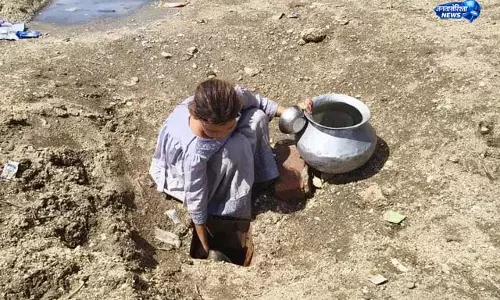 ग्रामीणों की प्यास चुआं के पानी से बुझ रही ग्रामीणों की प्यास चुआं के पानी से बुझ रही