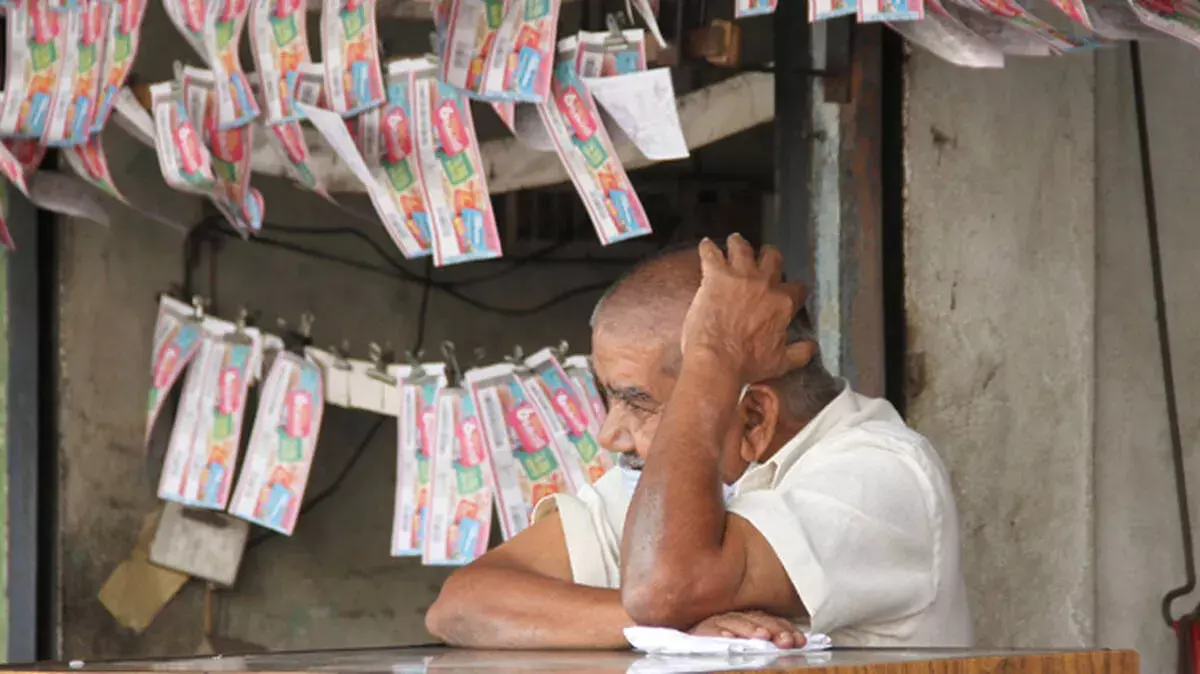 Kerala लॉटरी में अजीब मामला: बिके ही नहीं, फिर भी उन टिकटों पर मिला इनाम Kerala लॉटरी में अजीब मामला: बिके ही नहीं, फिर भी उन टिकटों पर मिला इनाम