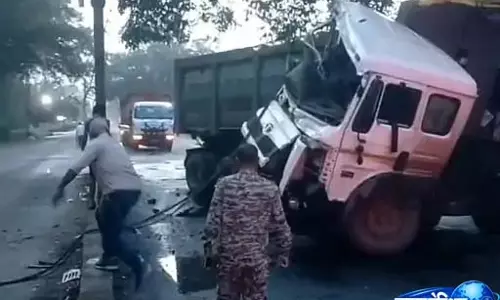तेज रफ्तार का कहर, कोयले से लदी हाइवा खंभे से टकराई, ड्राइवर गंभीर