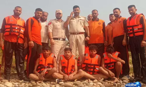 जम्मू पुलिस और SDRF ने तवी नदी में फँसे चार बच्चों को बचाया जम्मू पुलिस और SDRF ने तवी नदी में फँसे चार बच्चों को बचाया