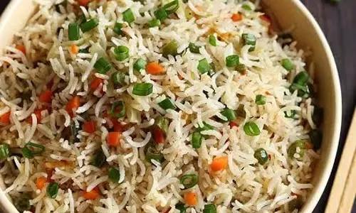 वेज फ्राइड राइस रेसिपी: आसान और टेस्टी चाइनीज स्टाइल डिश वेज फ्राइड राइस रेसिपी: आसान और टेस्टी चाइनीज स्टाइल डिश