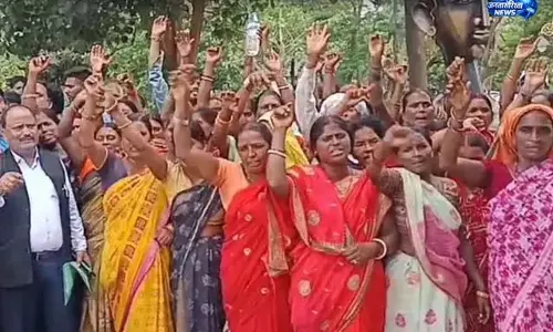 मोरहाबादी बाजार पर निगम की सख्ती, दुकानदार सड़कों पर उतरे मोरहाबादी बाजार पर निगम की सख्ती, दुकानदार सड़कों पर उतरे
