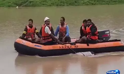 मध्य प्रदेश: बाढ़ के तेज बहाव में बहा पंचायत सहायक सचिव, दो दिन बाद Chambal नदी से शव बरामद मध्य प्रदेश: बाढ़ के तेज बहाव में बहा पंचायत सहायक सचिव, दो दिन बाद Chambal नदी से शव बरामद