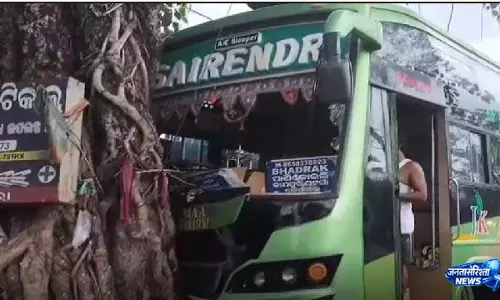 Keonjhar: यात्री बस सड़क किनारे पेड़ से टकराई, दो की हालत नाजुक