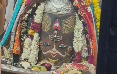 त्रिनेत्र खोलकर भक्तों को दर्शन दिए बाबा महाकाल, बेल पत्र, मुकुट रुद्राक्ष की माला अर्पित कर भव्य शृंगार त्रिनेत्र खोलकर भक्तों को दर्शन दिए बाबा महाकाल, बेल पत्र, मुकुट रुद्राक्ष की माला अर्पित कर भव्य शृंगार