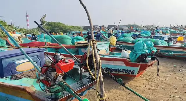 बंगाल की खाड़ी में तेज हवाओं का असर, पुदुक्कोट्टई में मछुआरों के समुद्र जाने पर रोक बंगाल की खाड़ी में तेज हवाओं का असर, पुदुक्कोट्टई में मछुआरों के समुद्र जाने पर रोक