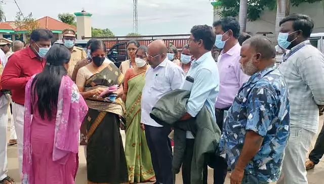 Tiruvallur : अमोनिया गैस रिसाव के बाद बड़ा अभियान, सुरक्षित निकासी की तैयारी तेज Tiruvallur : अमोनिया गैस रिसाव के बाद बड़ा अभियान, सुरक्षित निकासी की तैयारी तेज