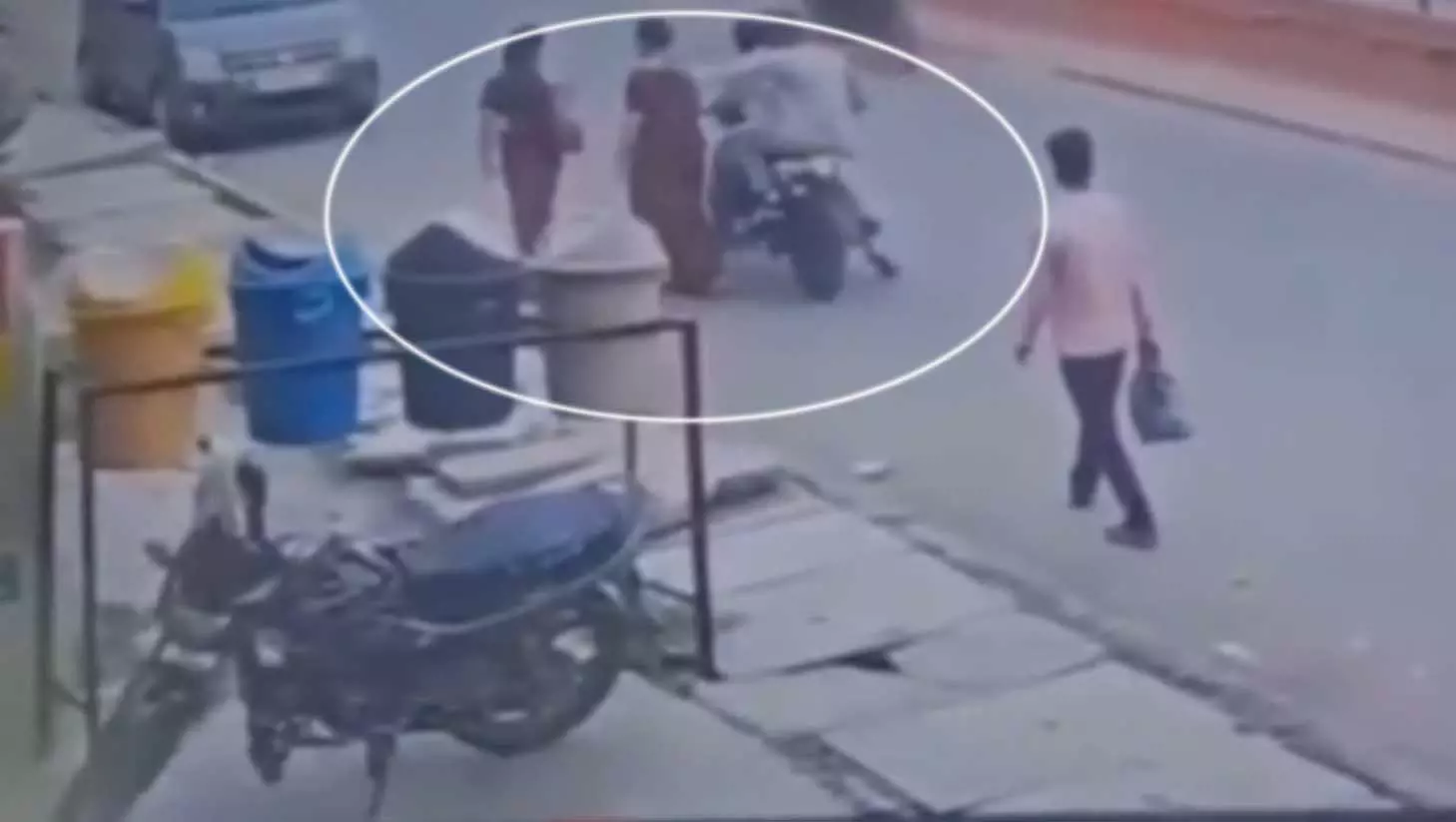 महिला से लूटी चेन, बदमाशों का दुस्साहस सीसीटीवी में रिकॉर्ड महिला से लूटी चेन, बदमाशों का दुस्साहस सीसीटीवी में रिकॉर्ड