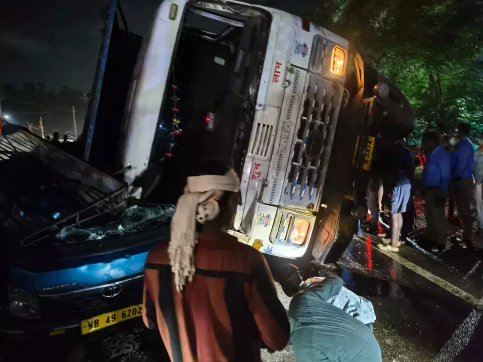 Mayurbhanj : भीषण सड़क हादसा, 2 की मौत, 5 गंभीर घायल Mayurbhanj : भीषण सड़क हादसा, 2 की मौत, 5 गंभीर घायल