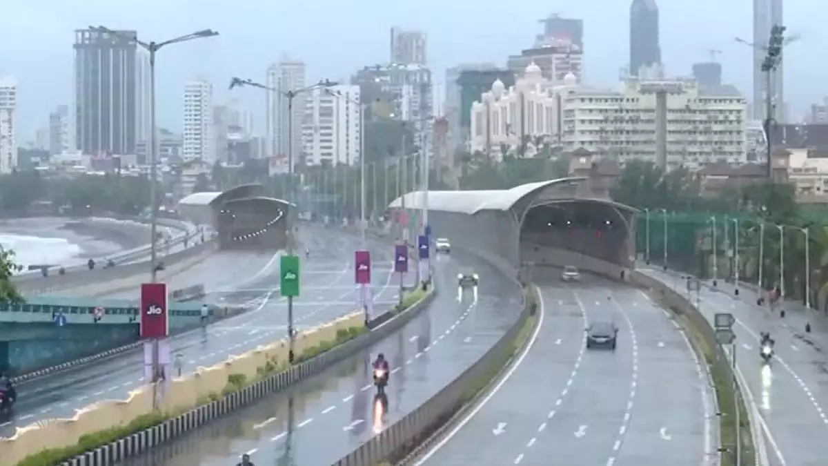 Mumbai : हल्की से मध्यम बारिश, रेड अलर्ट के बीच अगले 48 घंटे भारी बारिश की चेतावनी Mumbai : हल्की से मध्यम बारिश, रेड अलर्ट के बीच अगले 48 घंटे भारी बारिश की चेतावनी