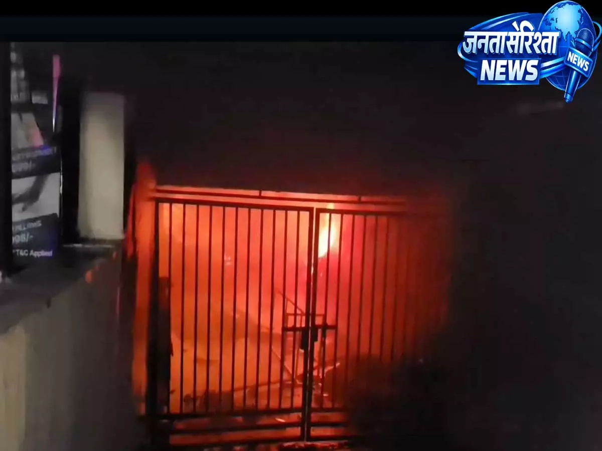 Hyderabad के कुकटपल्ली में फर्नीचर शोरूम में भीषण आग, मची अफरा-तफरी Hyderabad के कुकटपल्ली में फर्नीचर शोरूम में भीषण आग, मची अफरा-तफरी