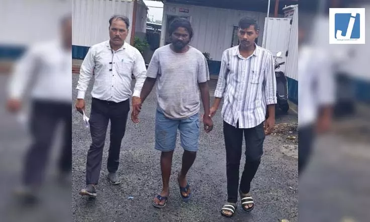 लोकल ट्रेन में यात्री को जान से मारने की धमकी देने वाला आरोपी गिरफ्तार, वीडियो सोशल मीडिया पर वायरल लोकल ट्रेन में यात्री को जान से मारने की धमकी देने वाला आरोपी गिरफ्तार, वीडियो सोशल मीडिया पर वायरल