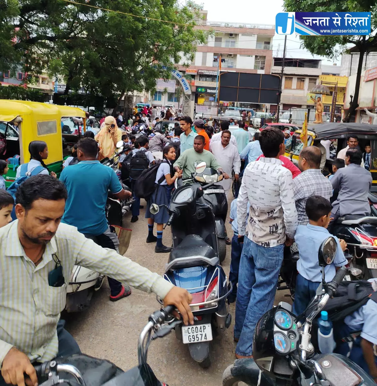 सप्रे स्कूल परिसर में आम रास्ता और अवैध पार्किंग से बच्चे-अभिभावक परेशान सप्रे स्कूल परिसर में आम रास्ता और अवैध पार्किंग से बच्चे-अभिभावक परेशान