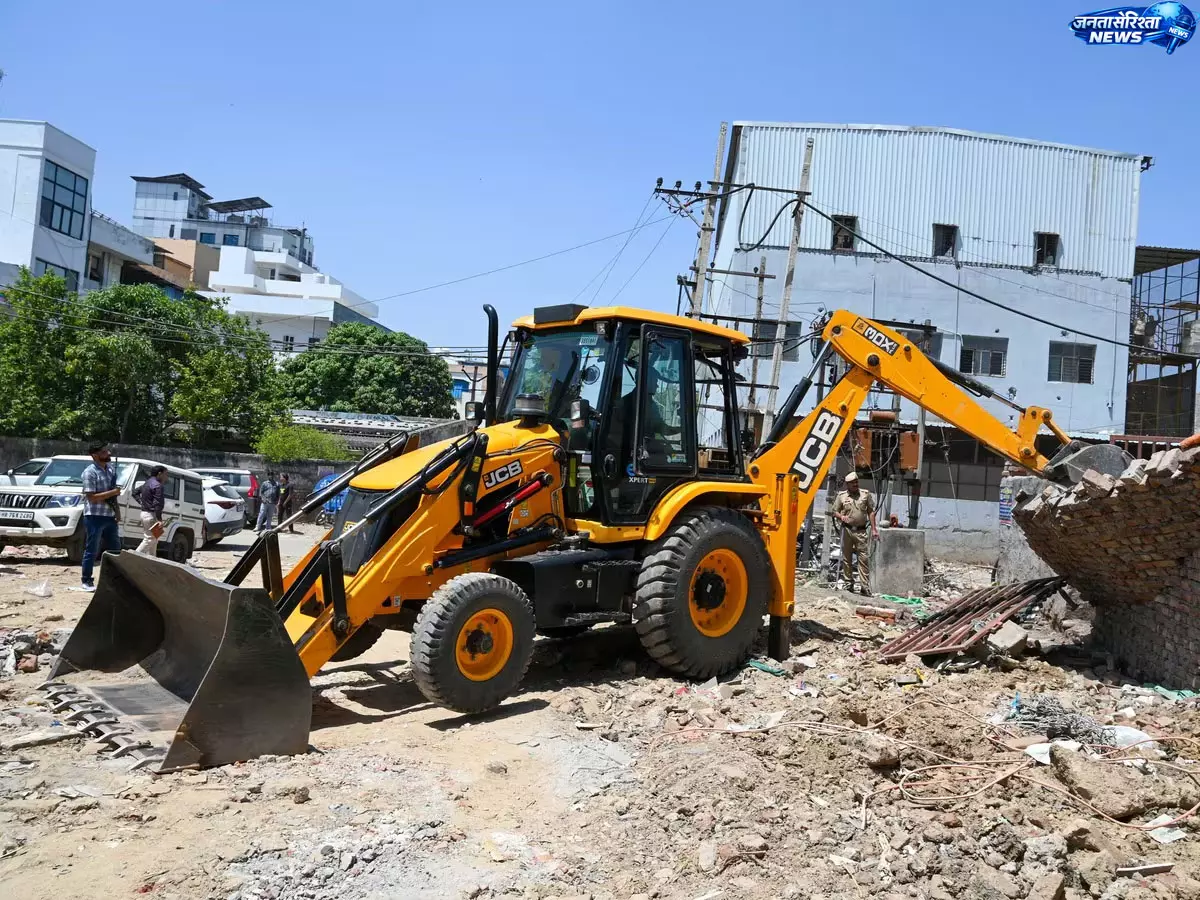 गुरुग्राम के DLF फेज-3 में तोड़फोड़ और सीलिंग कार्रवाई दोबारा शुरू गुरुग्राम के DLF फेज-3 में तोड़फोड़ और सीलिंग कार्रवाई दोबारा शुरू